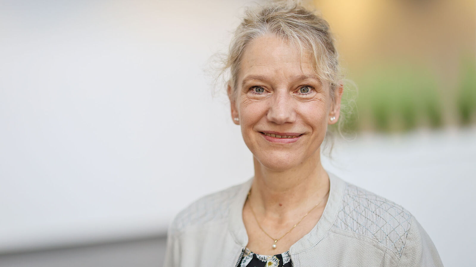Sabine Stange, LVR-Inklusionsamt Porträt von Sabine Stange, eine Frau mittleren Alters mit hochgesteckten blonden Haaren.
