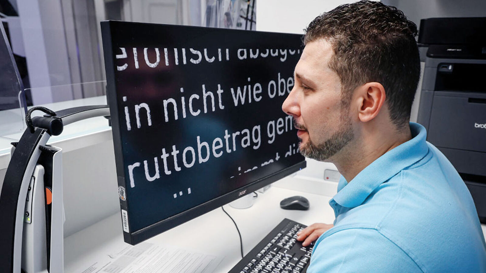 Dimitrios Belokas kann mit Bildschirmlupe und starker Vergrößerung Dokumente selbst lesen. Vorlesen lassen geht aber schneller Dimitrios Belokas kann mit Bildschirmlupe und starker Vergrößerung Dokumente selbst lesen. Vorlesen lassen geht aber schneller.