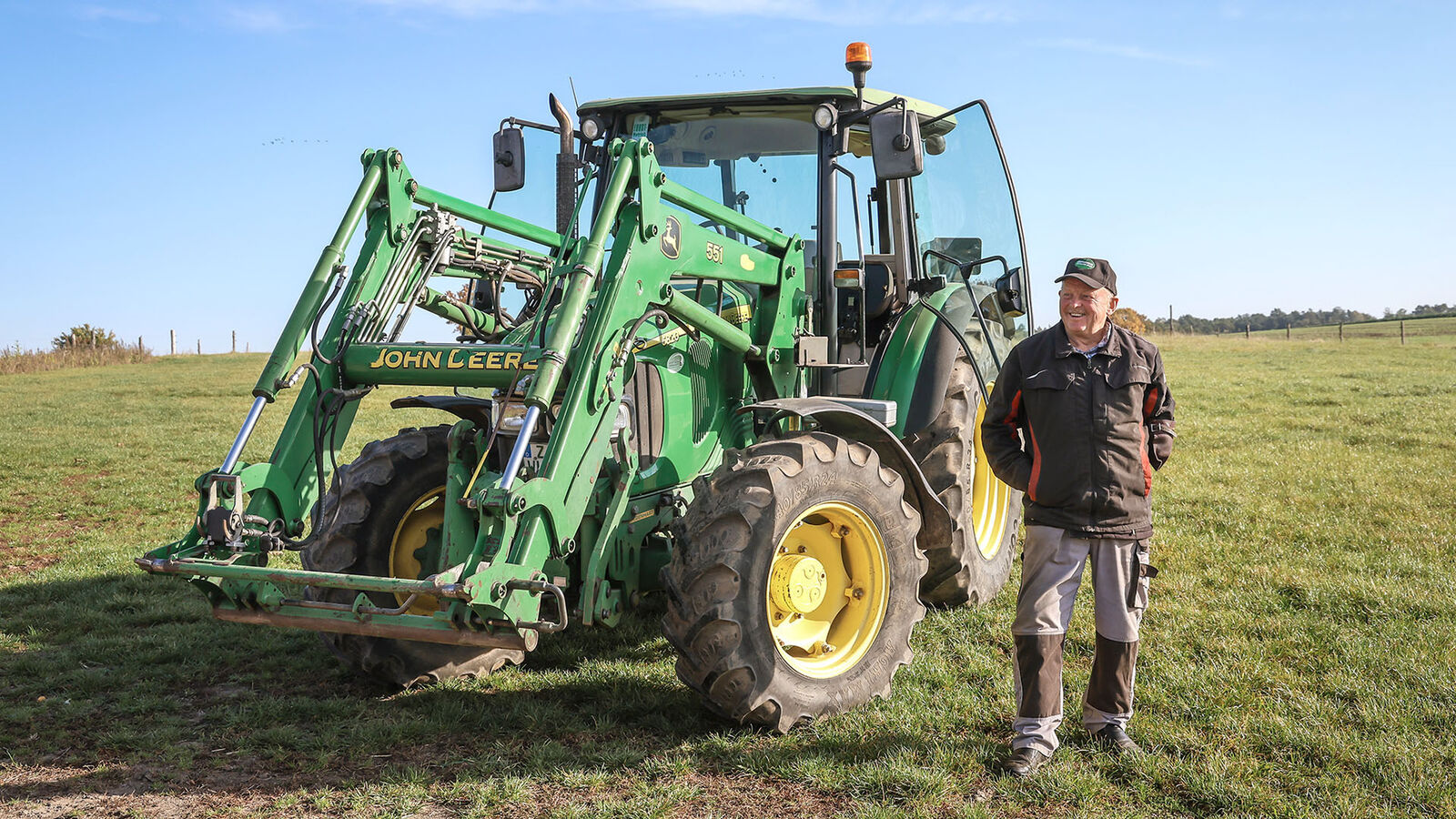 Wolfgang Leubner steht am Traktor Wolfgang Leubner steht am Traktor