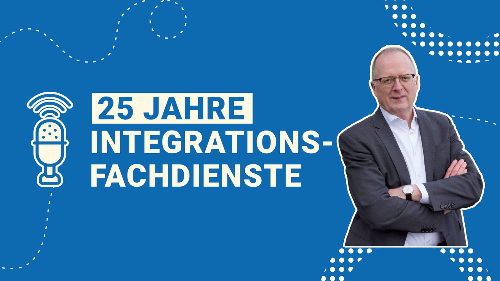 Die Fotomontage zeigt Johannes Magin, Vorstandsvorsitzende der Landesarbeitsgemeinschaft der Integrationsfachdienste Bayern, vor einem blauen Hintergrund. Links daneben stehen ein weißes Mikrofon-Icon und ein weißer Schriftzug:  „25 Jahre Integrationsfachdienst“.
