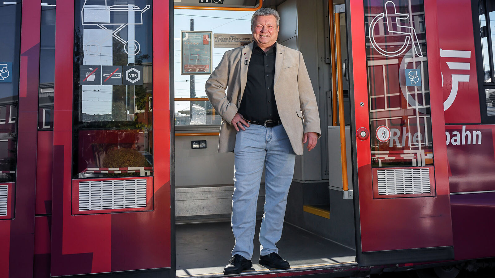 Brings in der Bahn Harl-Heinz Brings steht in der Tür in einer Bahn der Düsseldorfer Verkehrsbetriebe.