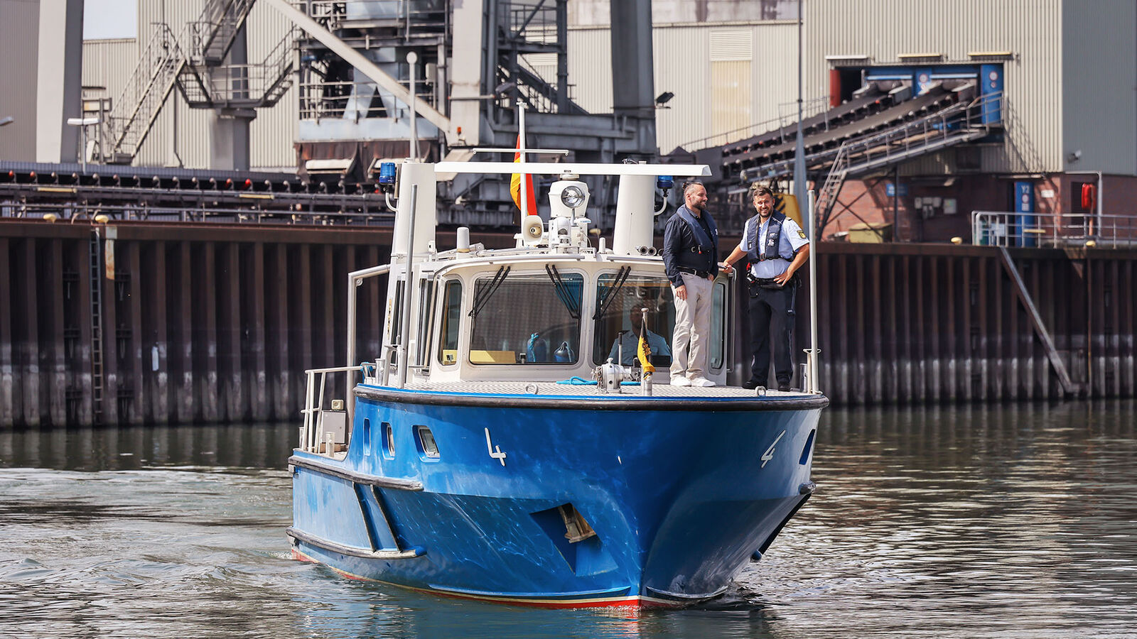Polizeiboot Ein Polizeiboot fährt durch den Hafen.