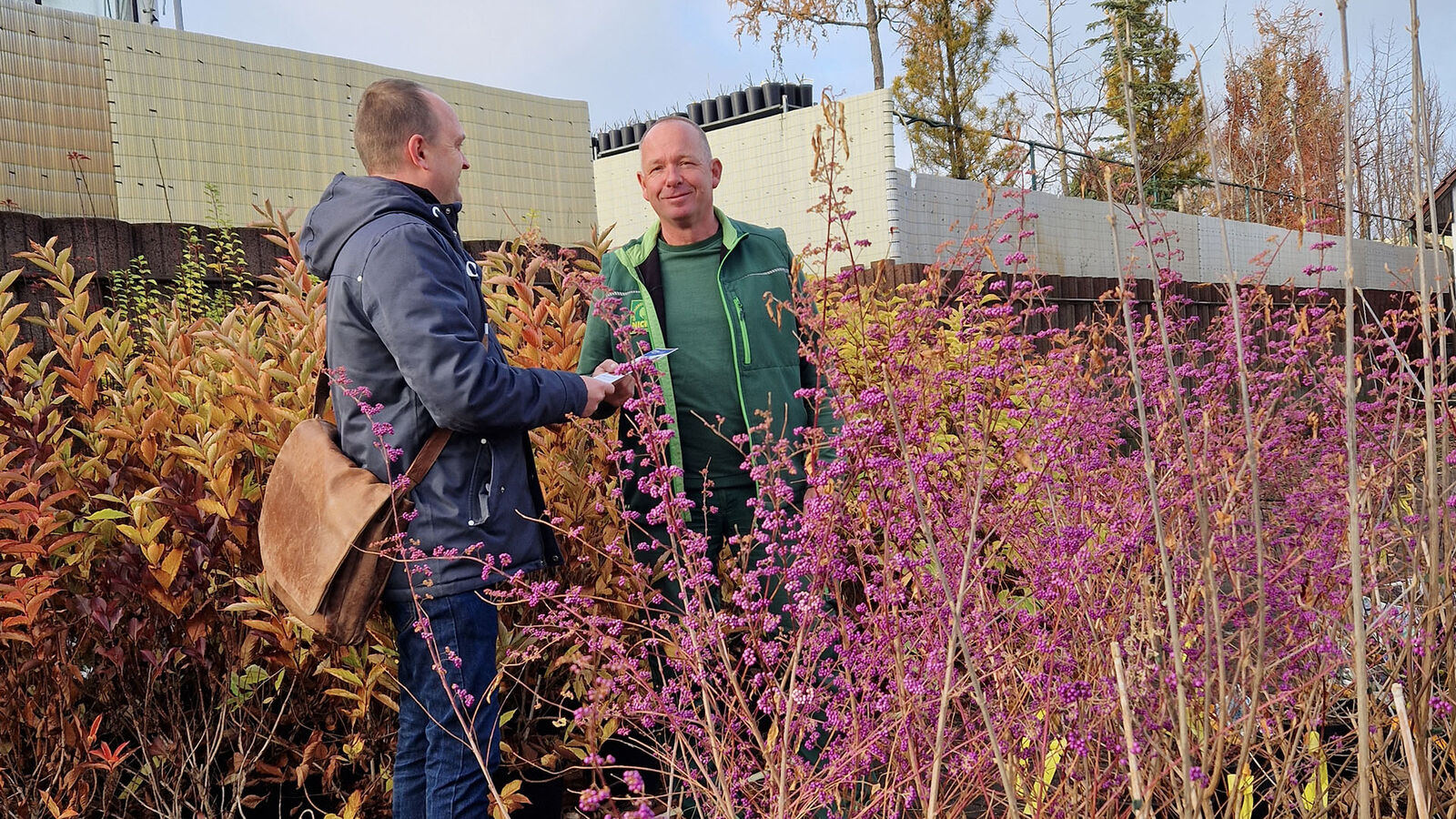 Gärtnerei Nickel Johannes Kasper-Morelly und der Chef der Gärtnerei Nickel begrüßen sich im Blumenbeet.