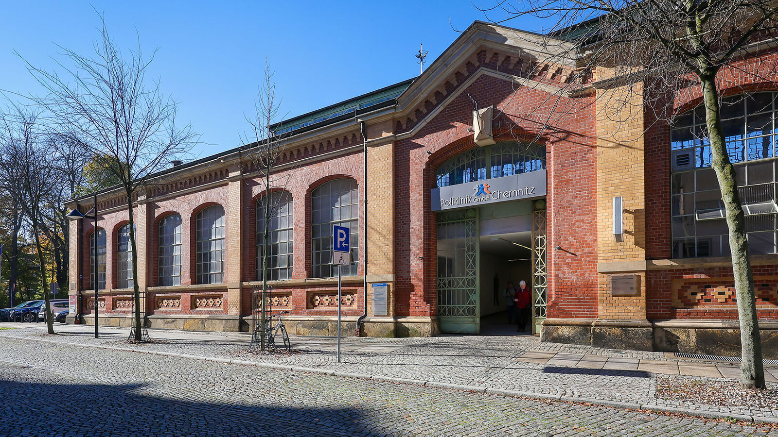 Außenansicht des Physiotherapiezentrums Markthalle in Chemnitz Frontansicht des traditionellen Klinkerbaus der Markthalle Chemnitz, in dem sich auch die Physiotherapiepraxis befindet.