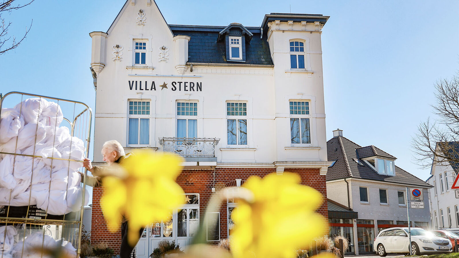Außenaufnahme Hotel Villa Stern Außenaufnahme Hotel Villa Stern. Im Vordergrund sind ein paar blühende Narzissen zu sehen, im Hintergrund die Altbauvilla des Hotels.