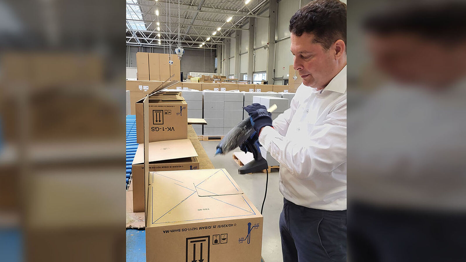 Referatsleiter Christian Hartmann bei der Arbeit in der Werkstatt für behinderte Menschen (WfbM) der Gemeindediakonie in Mannheim. 