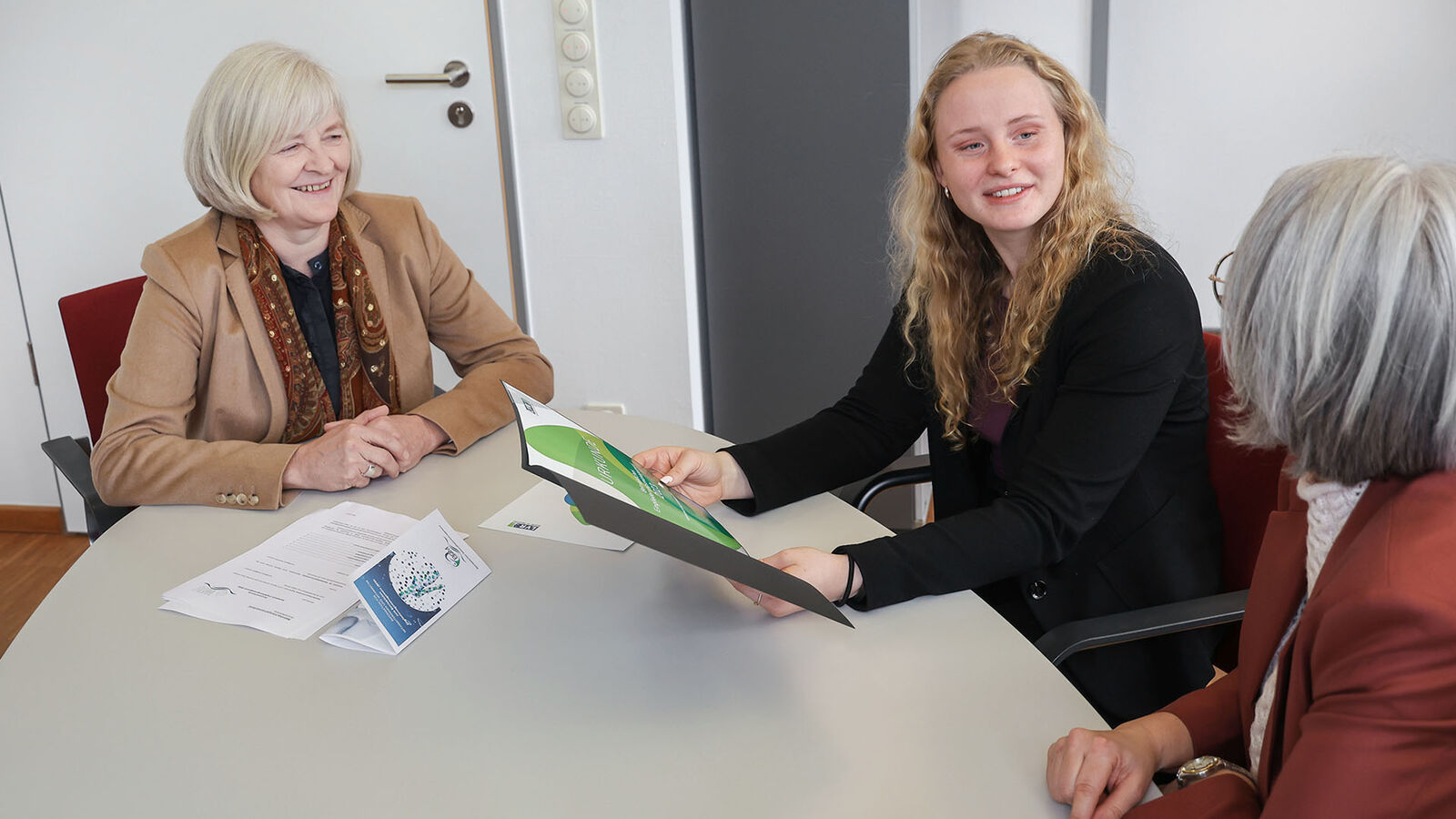 BEM Ludgera Decking, Alina Süß und Susanne Hoffstadt im Gespräch.