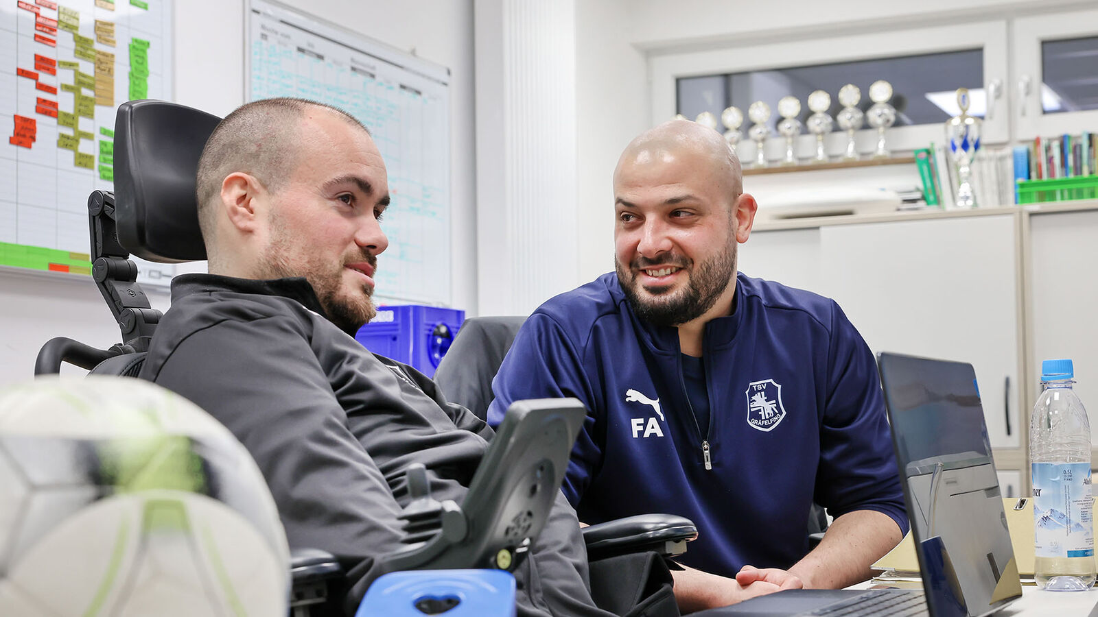 Hrgovic und Adam Josip Hrgovic und seine Arbeitsassistenz Florian Adam sitzen beieinander.