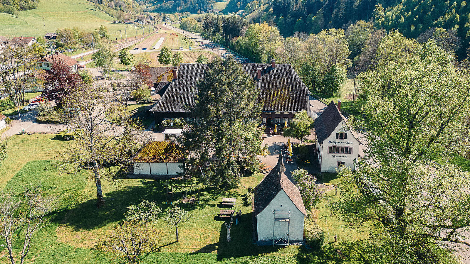 Hofgut Himmelreich Landschaftsaufnahme des Hofguts, ein alter Schwarzwaldhof inmitten grüner Schwarzwaldlandschaften