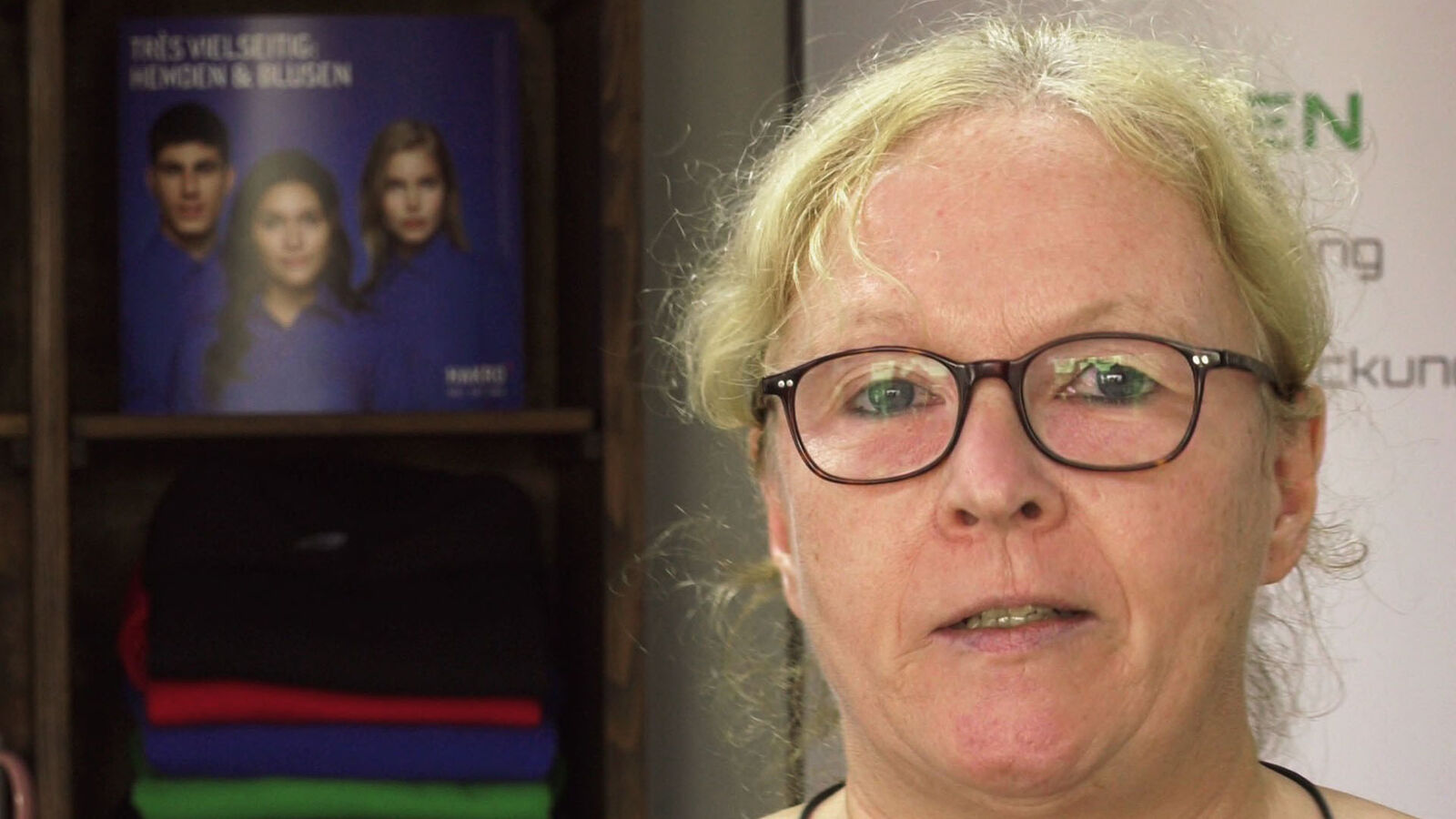 Porträt von Susanne Engelhardt, eine Frau mittleren Alters mit blonden Haaren und dunkler Hornbrille.