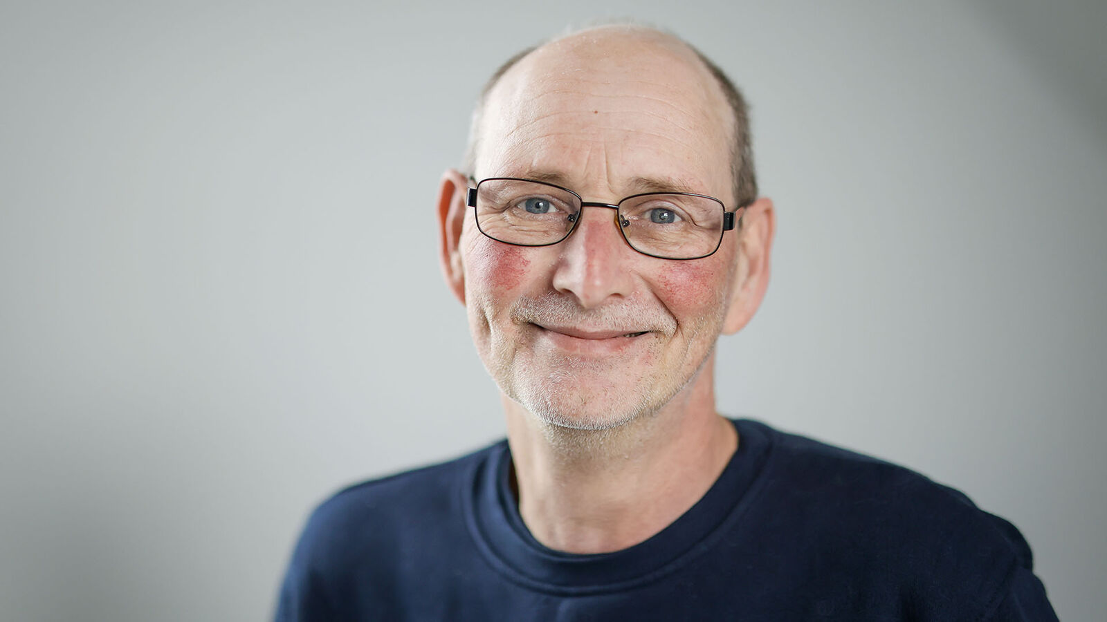 Carsten Schönebeck, Brabender GmbH & Co. KG Porträt von Carsten Schönebeck, ein hagerer älterer Mann mit Brille und schütterem Haar.