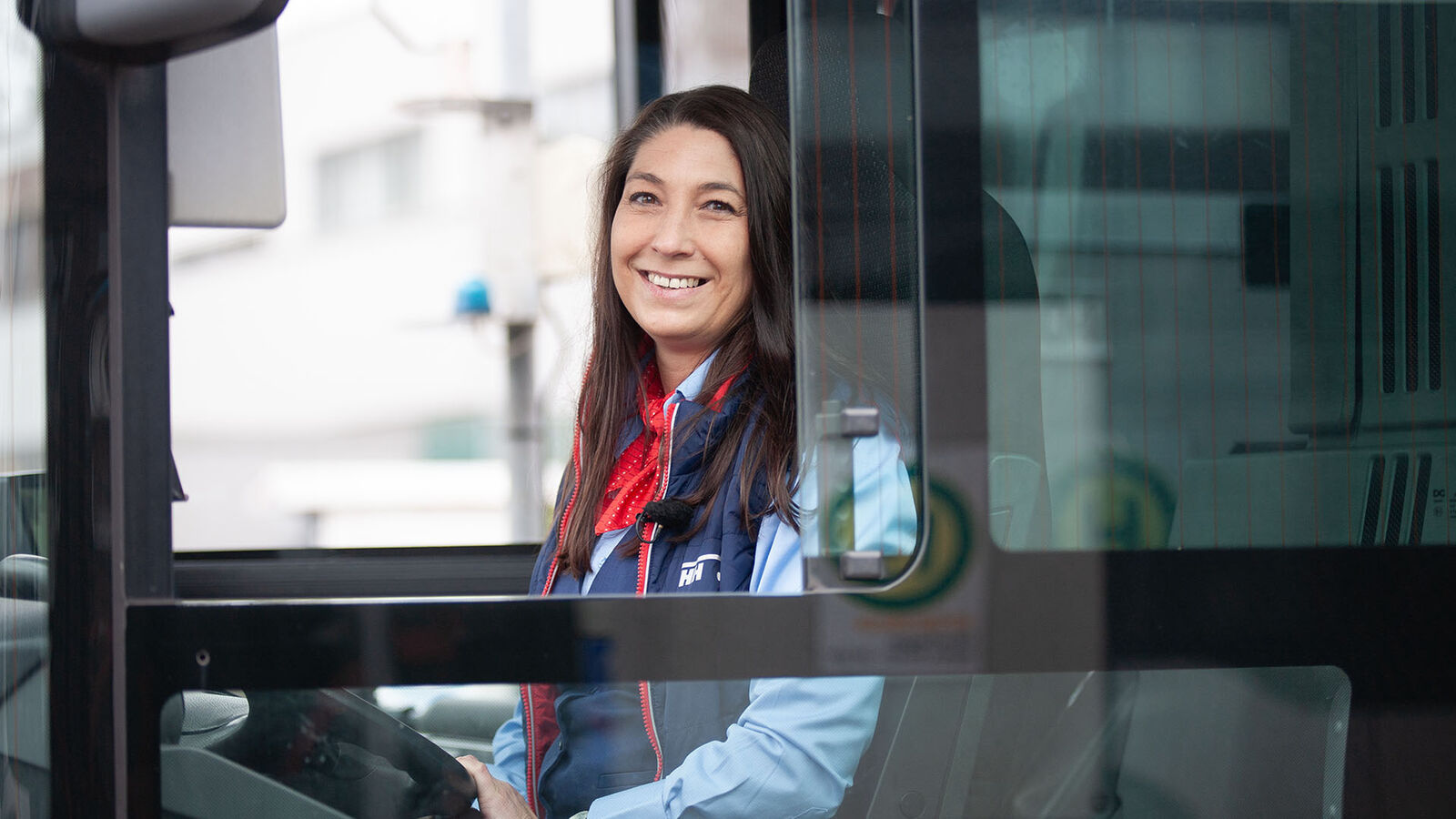 Alicia Herdegen Alicia Herdegen sitzt am Steuer eines Busses.