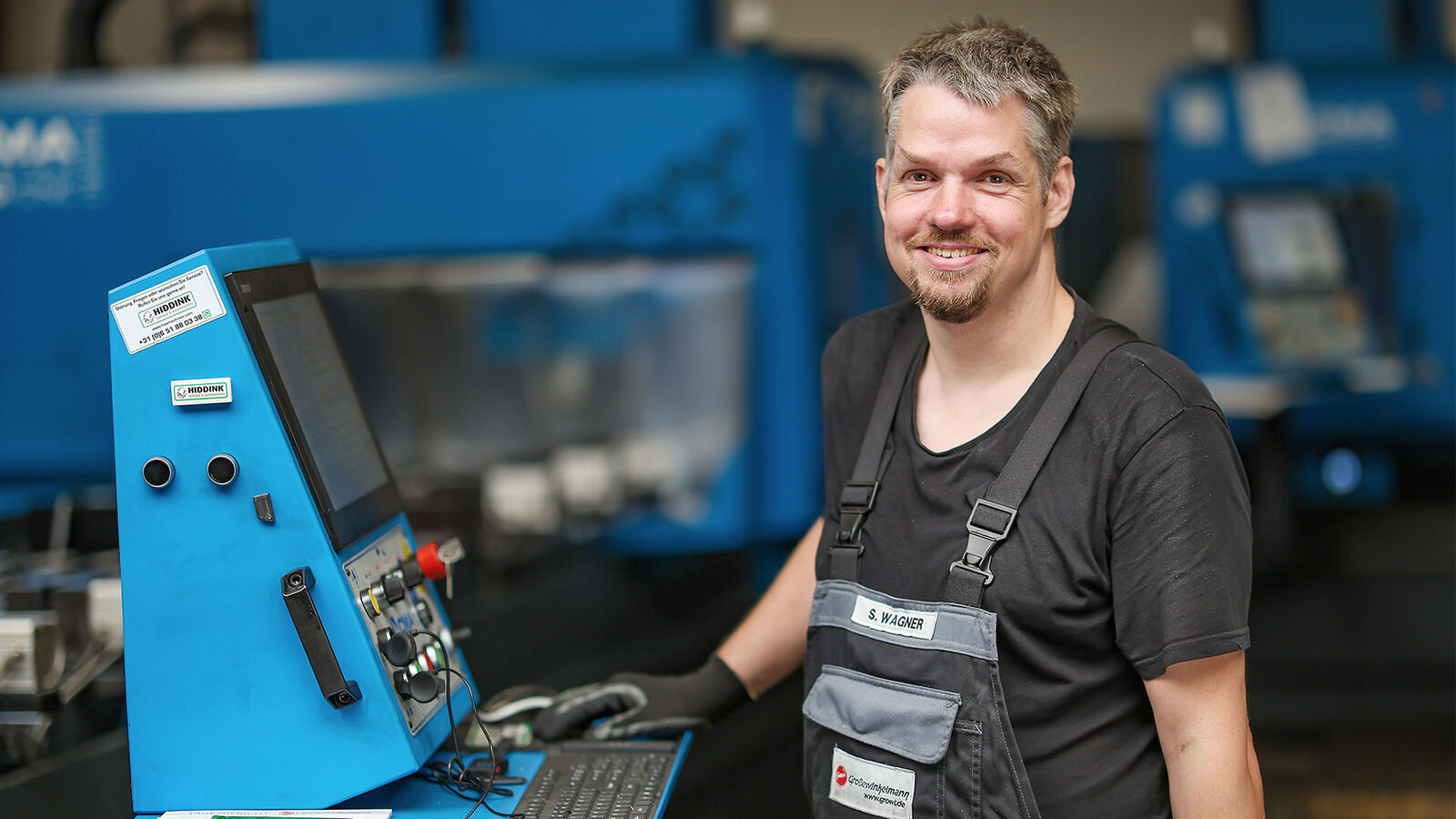 Stefan Wagner steht am Computer-Terminal in der Werkshalle.