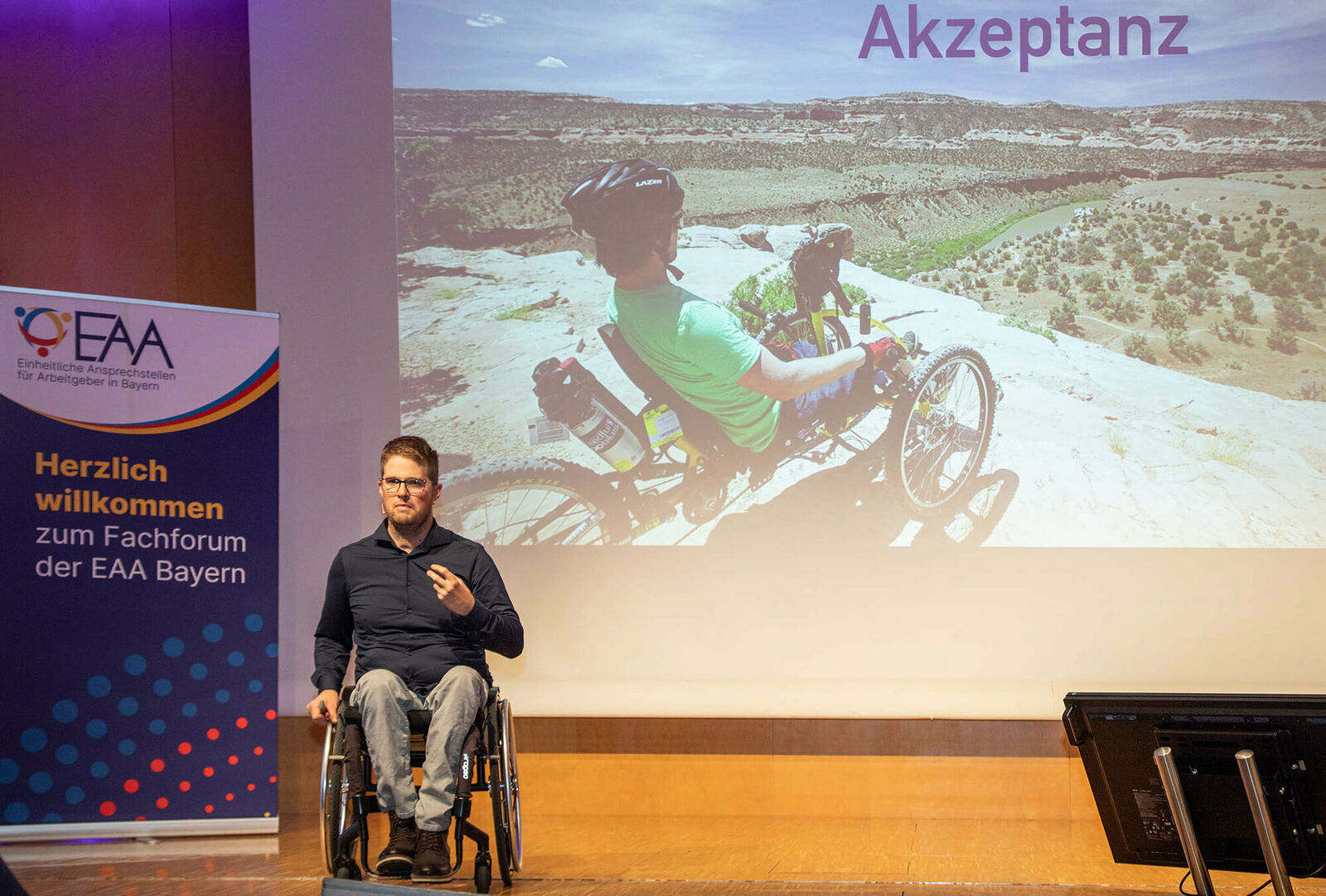 Motivationstrainer, Paralympics-Teilnehmer und ehemaliger Berg- und Eissportler Felix Brunner auf einer Bühne.