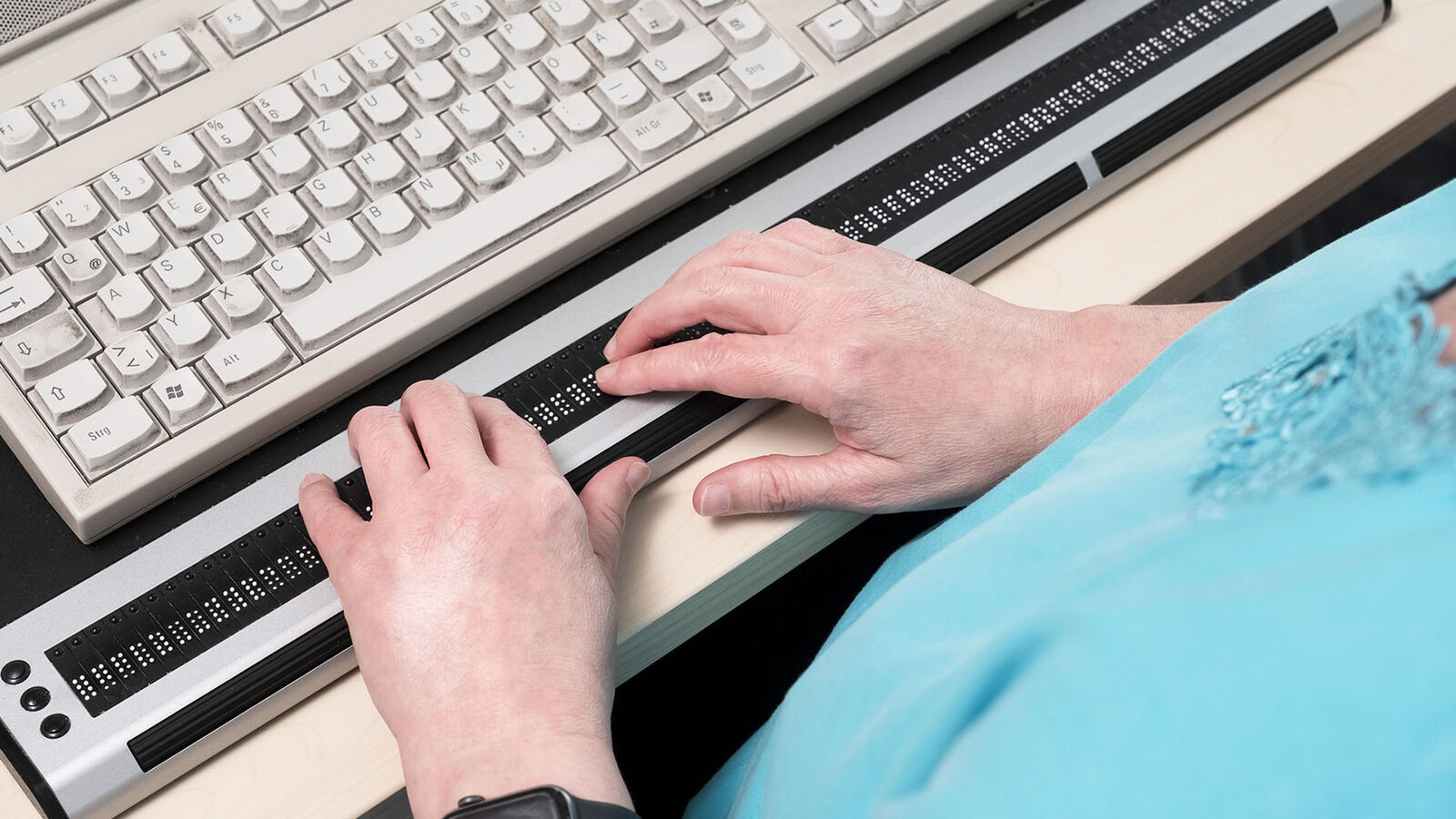 Fraport, Andrea Winnerl Im Bild sind groß die Hände von Andrea Winnerl auf der Braillezeile ihrer PC-Tastatur zu sehen.