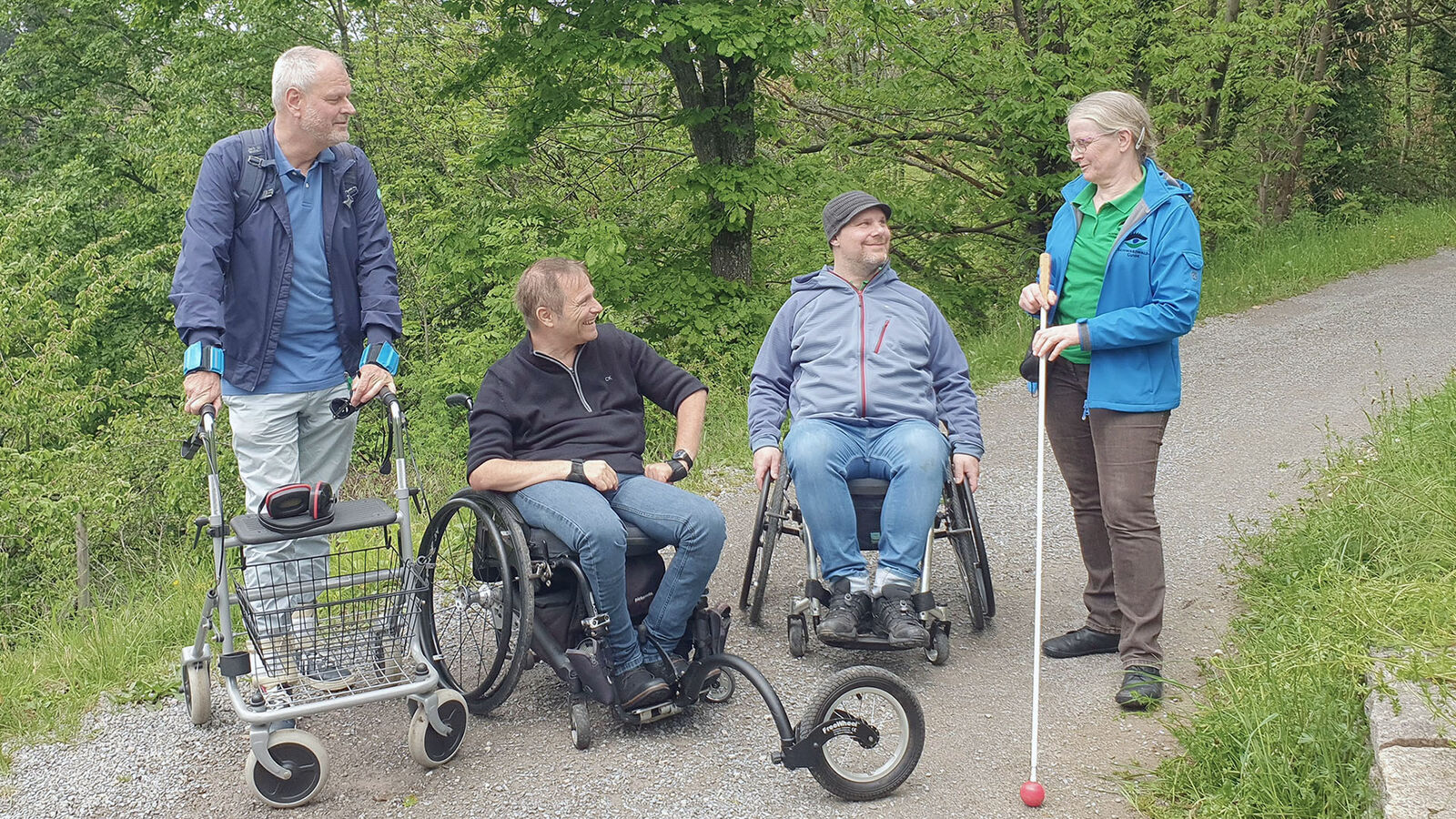Matt mit weiteren Wanderguides Matt mit weiteren Wanderguides, diese sind mit Rollstuhl, Gehhilfe und Blindenstock unterwegs.