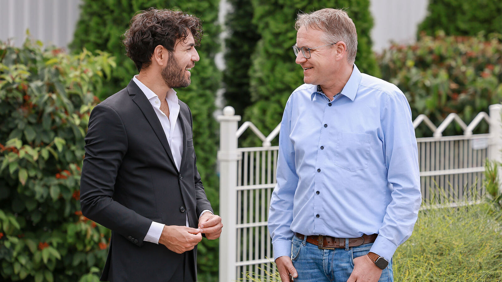 Takis Mehmet Ali, LWL-Sozialdezernent (l.) und Geschäftsführer Ralf Hesse im lockeren Gespräch.