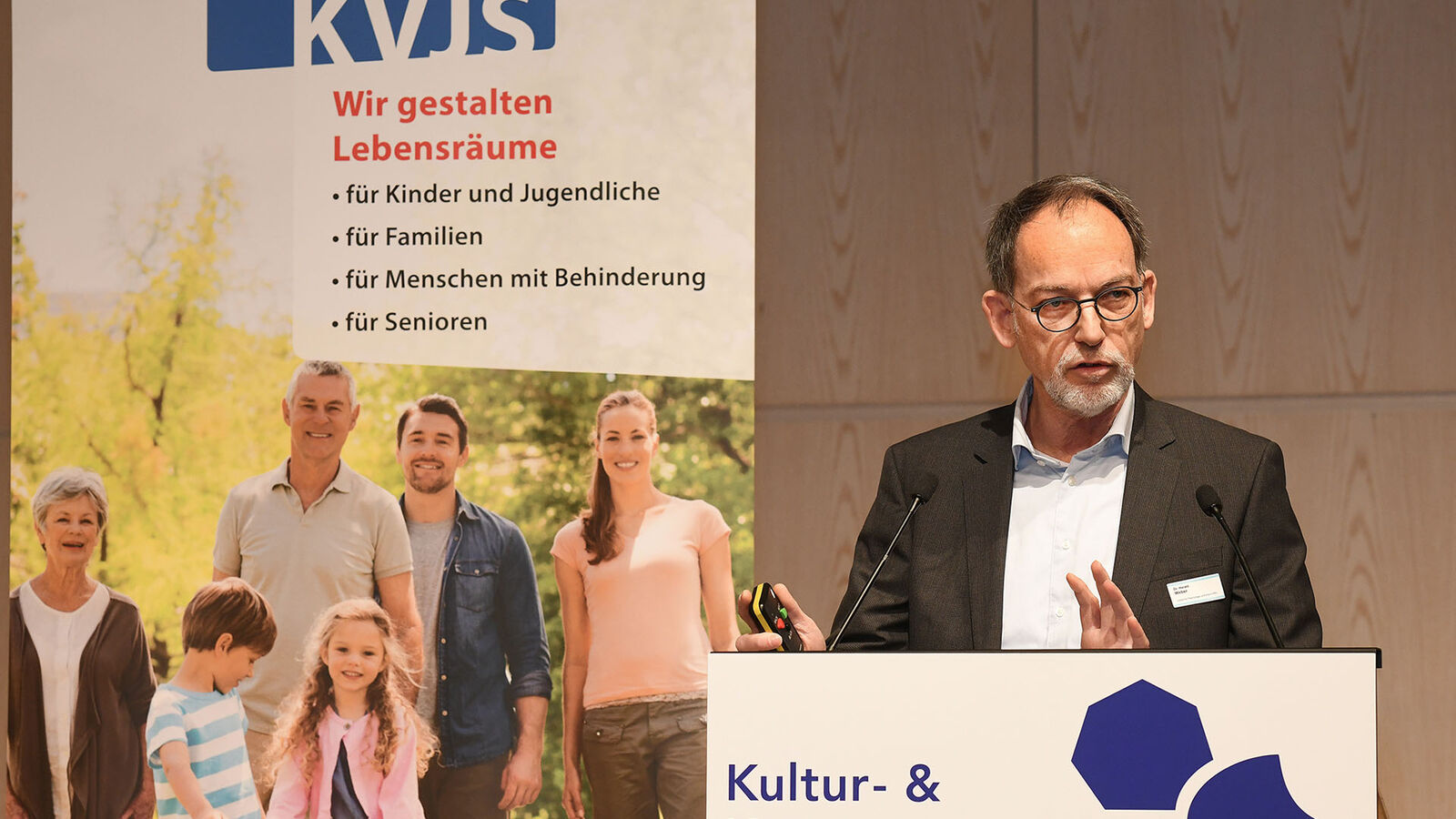 Dr. Harald Weber, Institut für Technologie und Arbeit, steht am Podium und hält eine Rede
