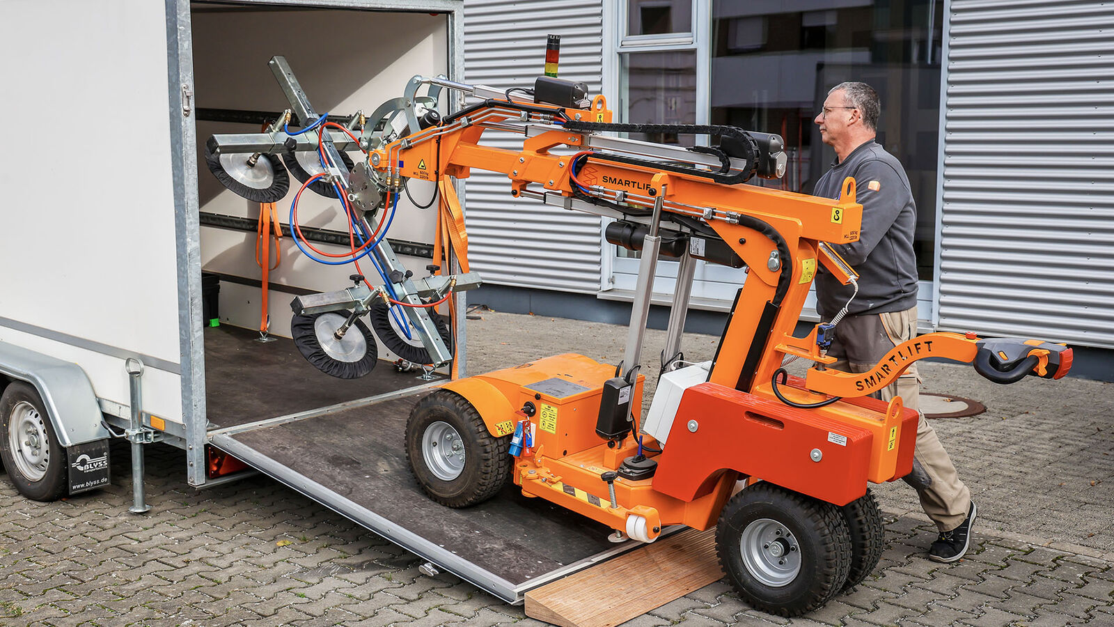Stefan Baches verlädt den Glasroboter in einen Anhänger.