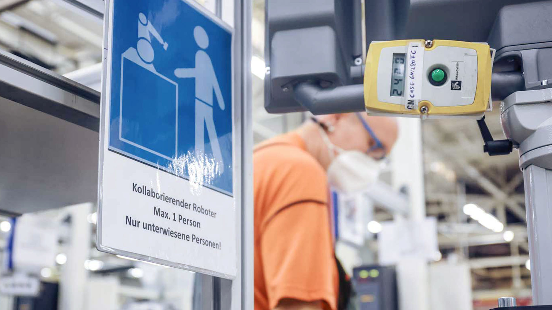 Warnhinweis am Kobot-Arbeitsplatz. Das Schild besagt, dass nur unterwiesene Personen hier arbeiten dürfen.