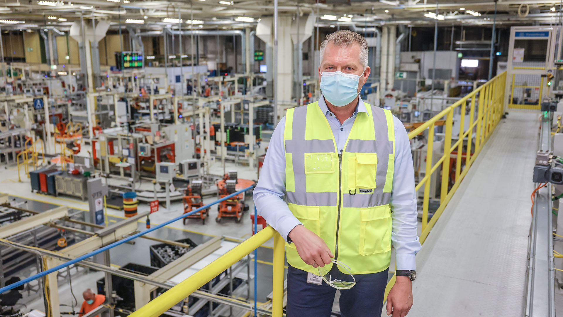 Oliver Färber, Werksleiter Ford Köln in der großen Produktionshalle des Motorenwerks Ford Köln.