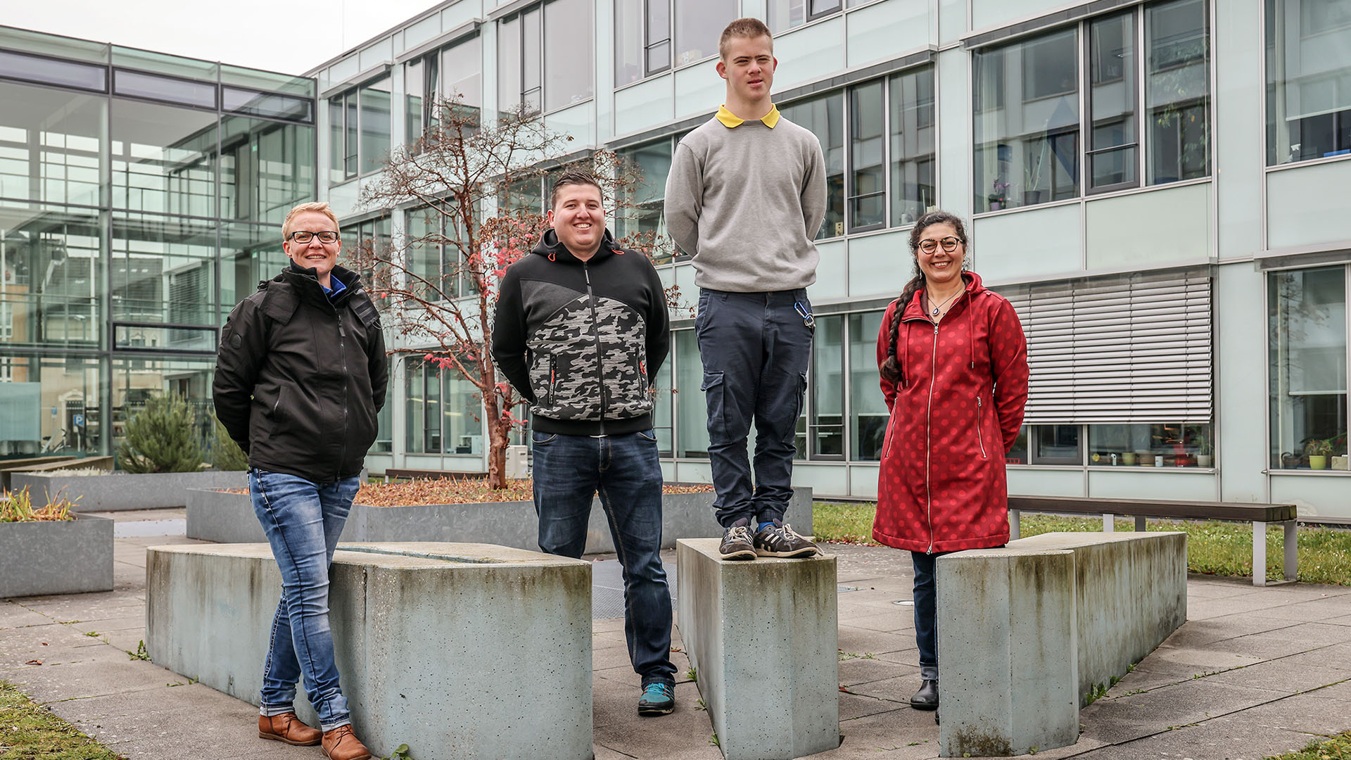 Gruppenbild: Sachgebietsleiterin Janine Roßbach, Wagenpfleger Hendrik Wagner und Dominik Thiele, Nazanin Javaheri vom IFD Bonn/Rhein-Sieg