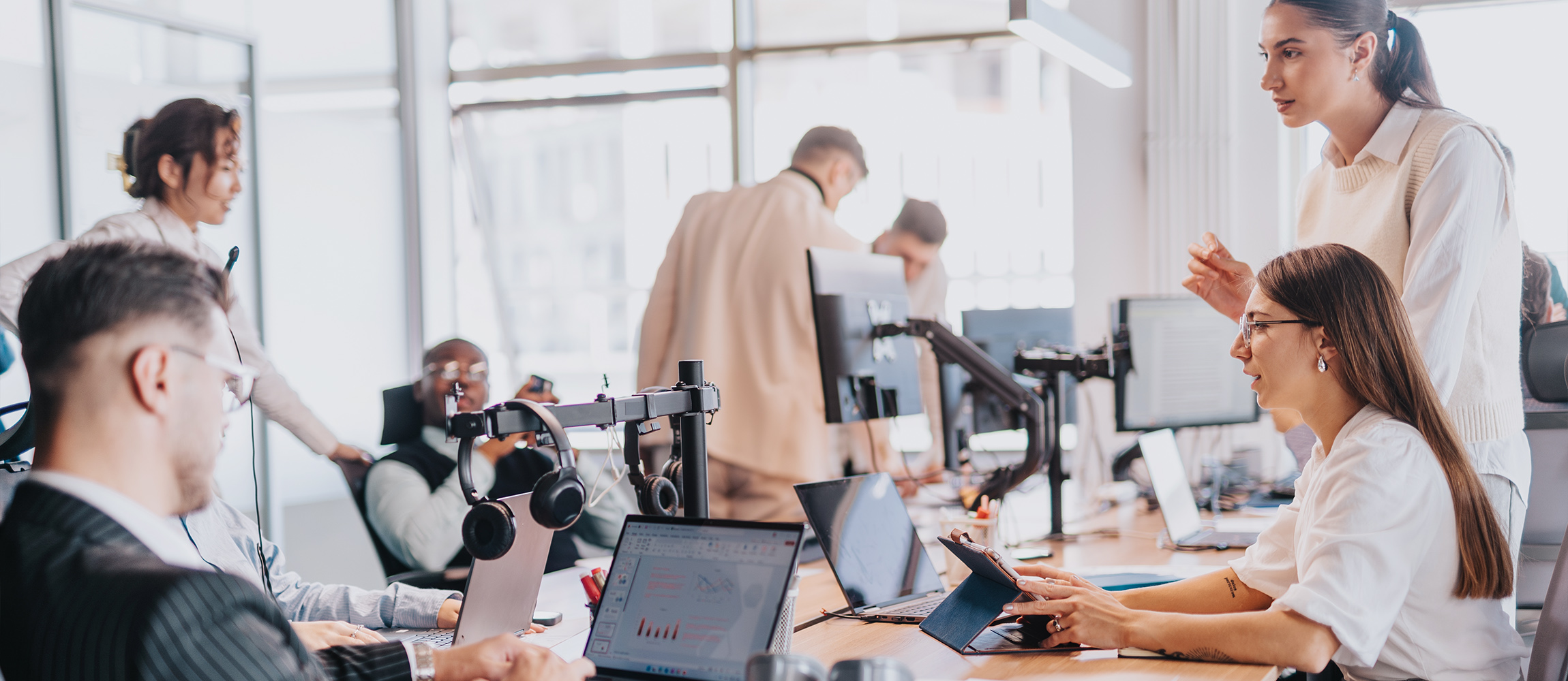 Büro Bürosituation mit mehreren Menschen um einen Konferenztisch