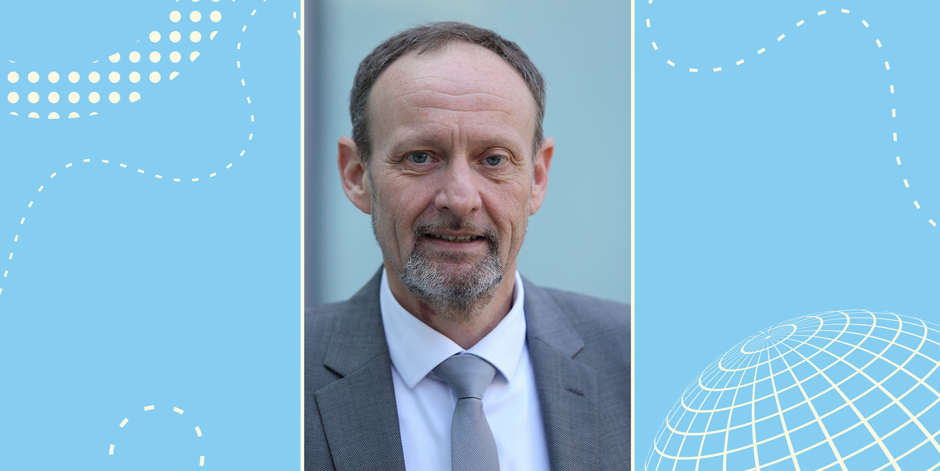 Porträt von Volker Boeckenbrink vor einem blauen Hintergrund mit Strichzeichnungen von einer Weltkugel und geschwungenen Linien.