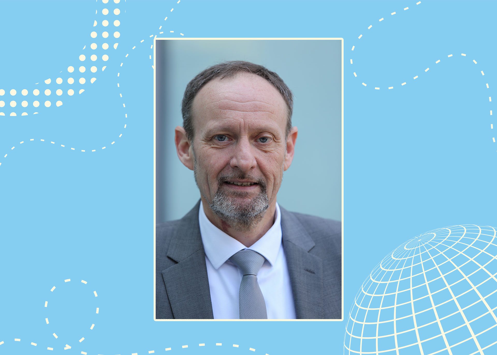 Porträt von Volker Boeckenbrink vor einem blauen Hintergrund mit Strichzeichnungen von einer Weltkugel und geschwungenen Linien.