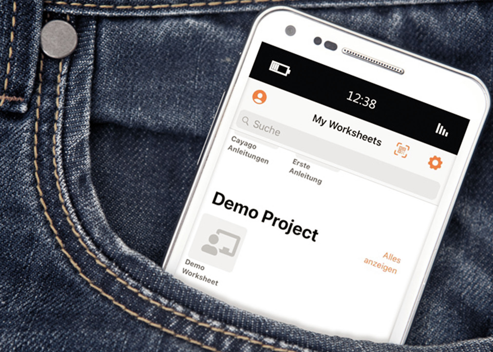 Ein Smartphone ragt aus einer Seitentasche einer Jeanshose heraus