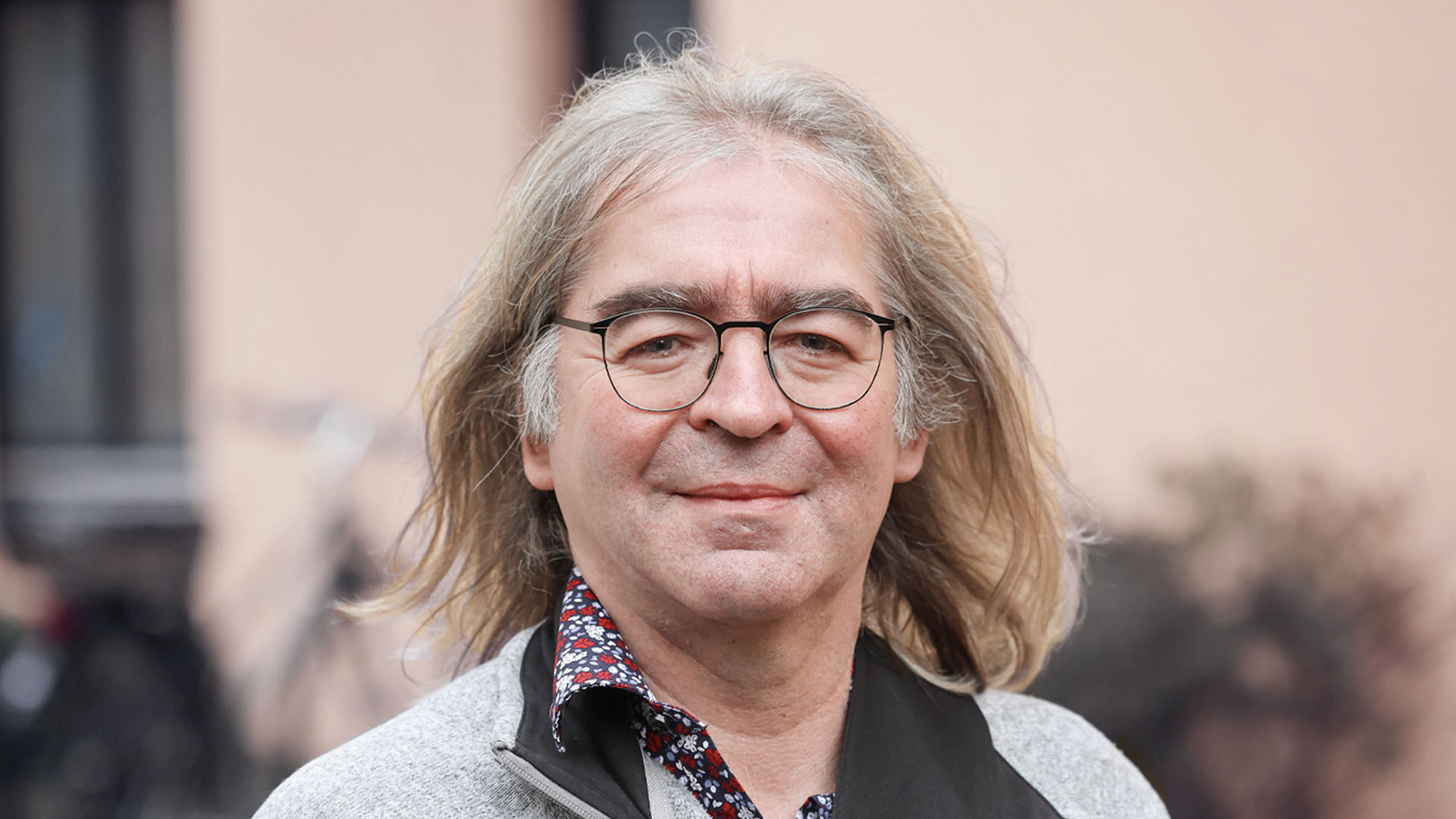 Klaus Weber vor der Praxis.