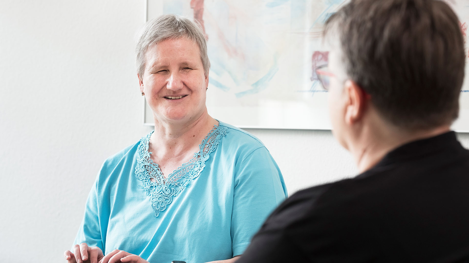 Andrea Winnerl moderiert und dokumentiert eine Besprechung.