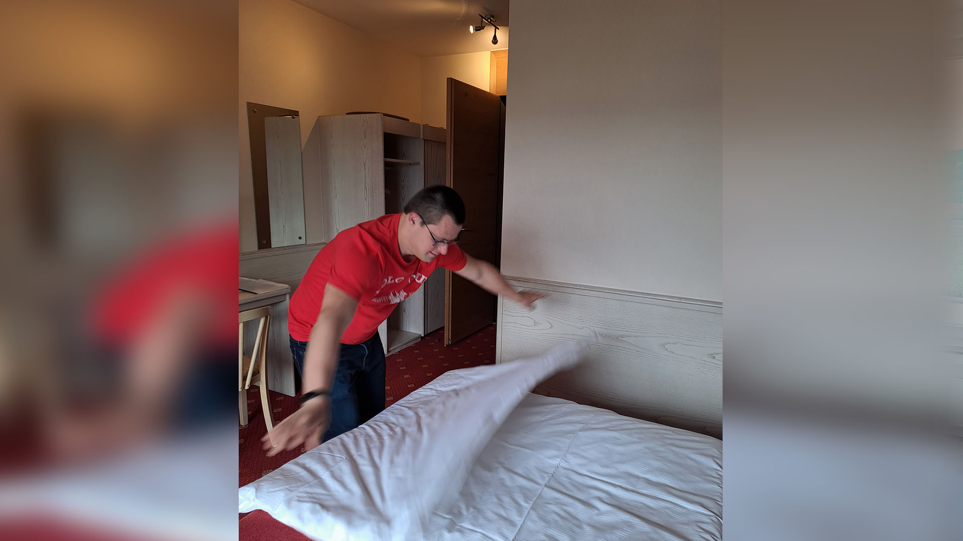 Lukas Geser beim Bettenmachen