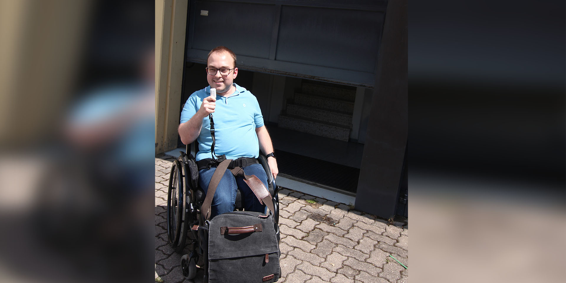 Christoph Morstein in seinem Rollstuhl  in einer Drehtür 
