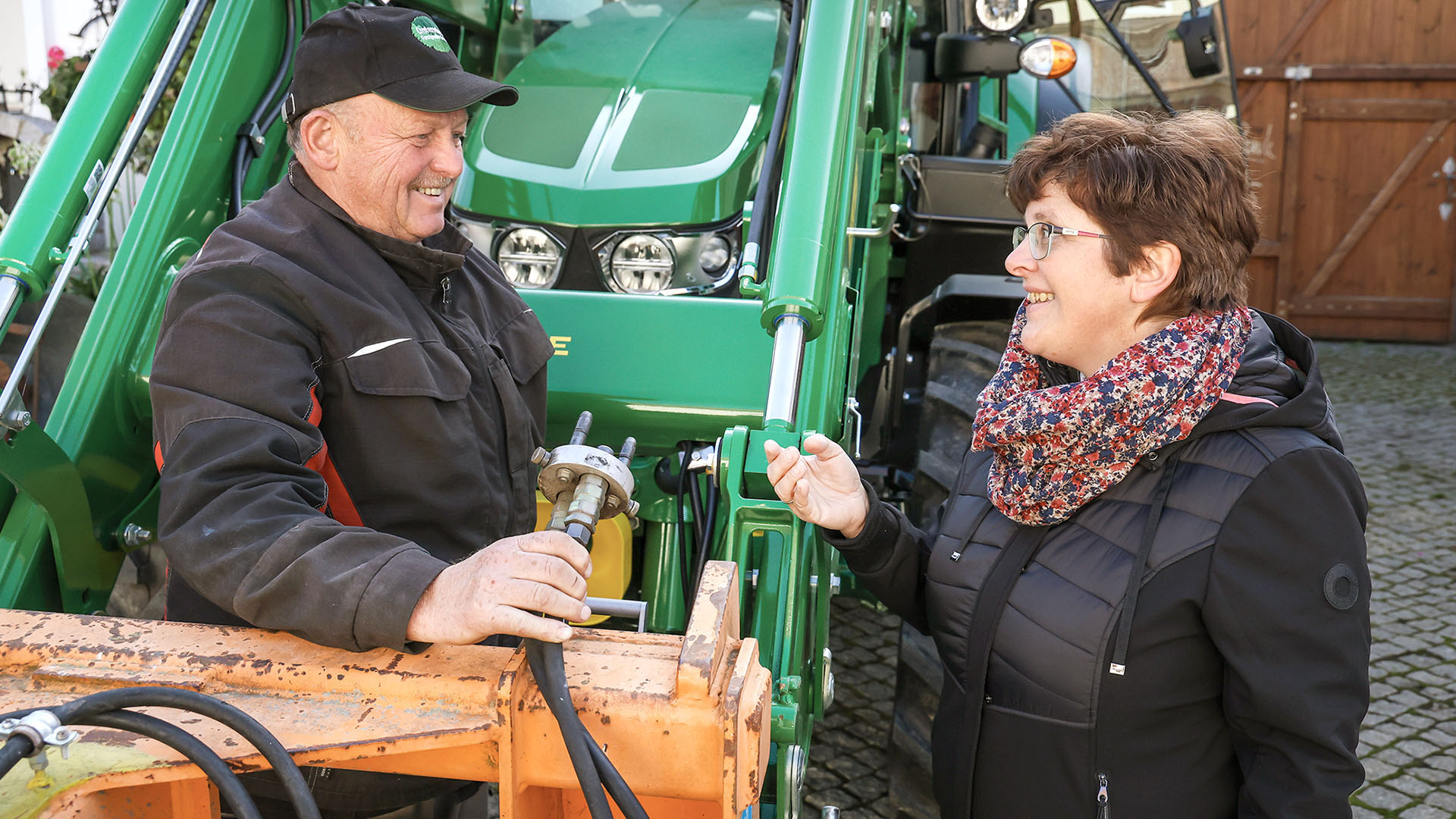 Leubner und Hübler vom Technischen Beratungsdienst begutachten den Traktor.