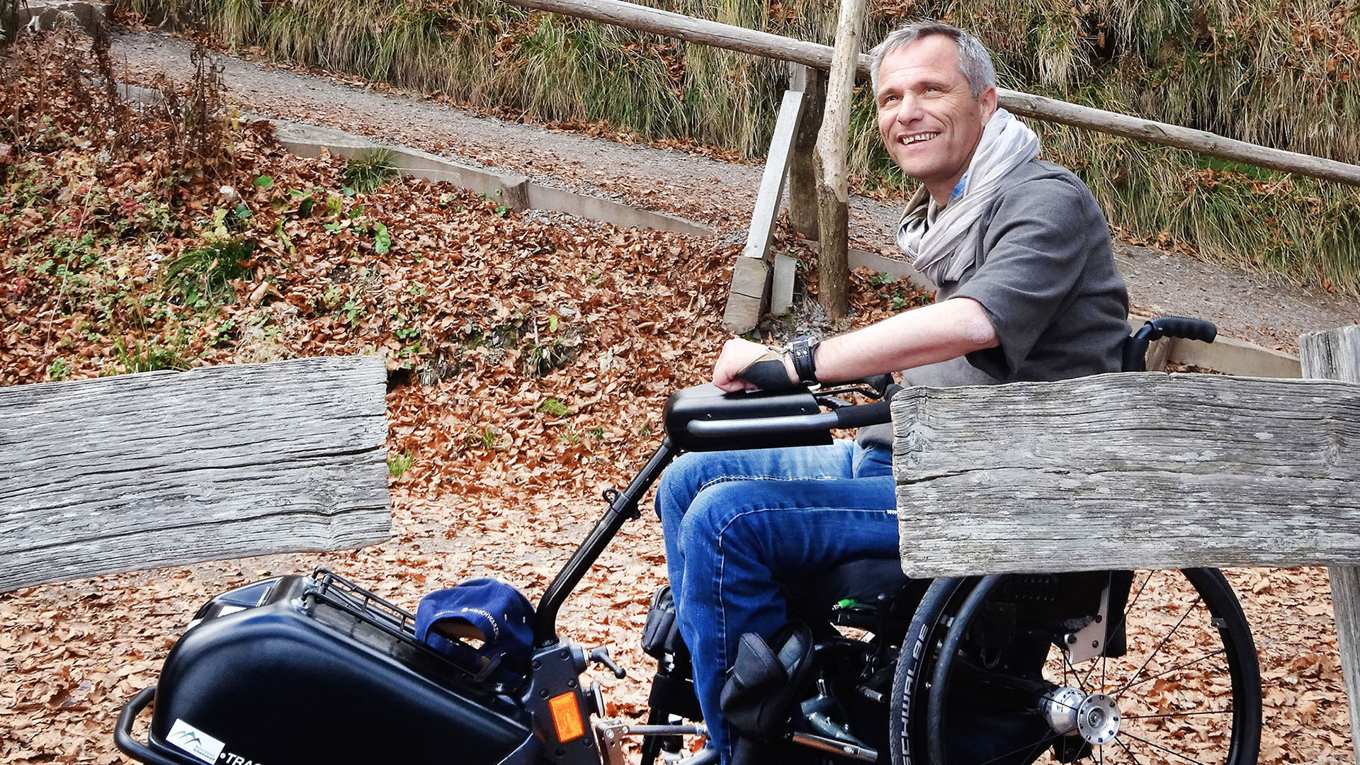 Matt hält während der Fortbildung einen Vortrag im Wald.