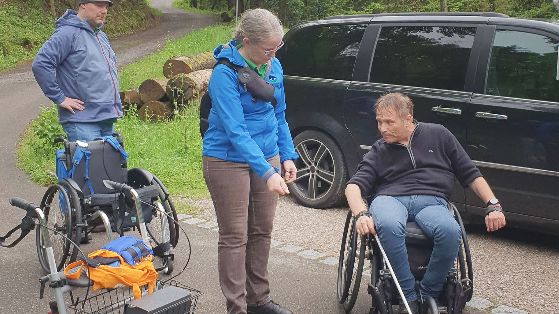 Hans-Peter Matt mit anderen Teilnehmenden, eine davon blind