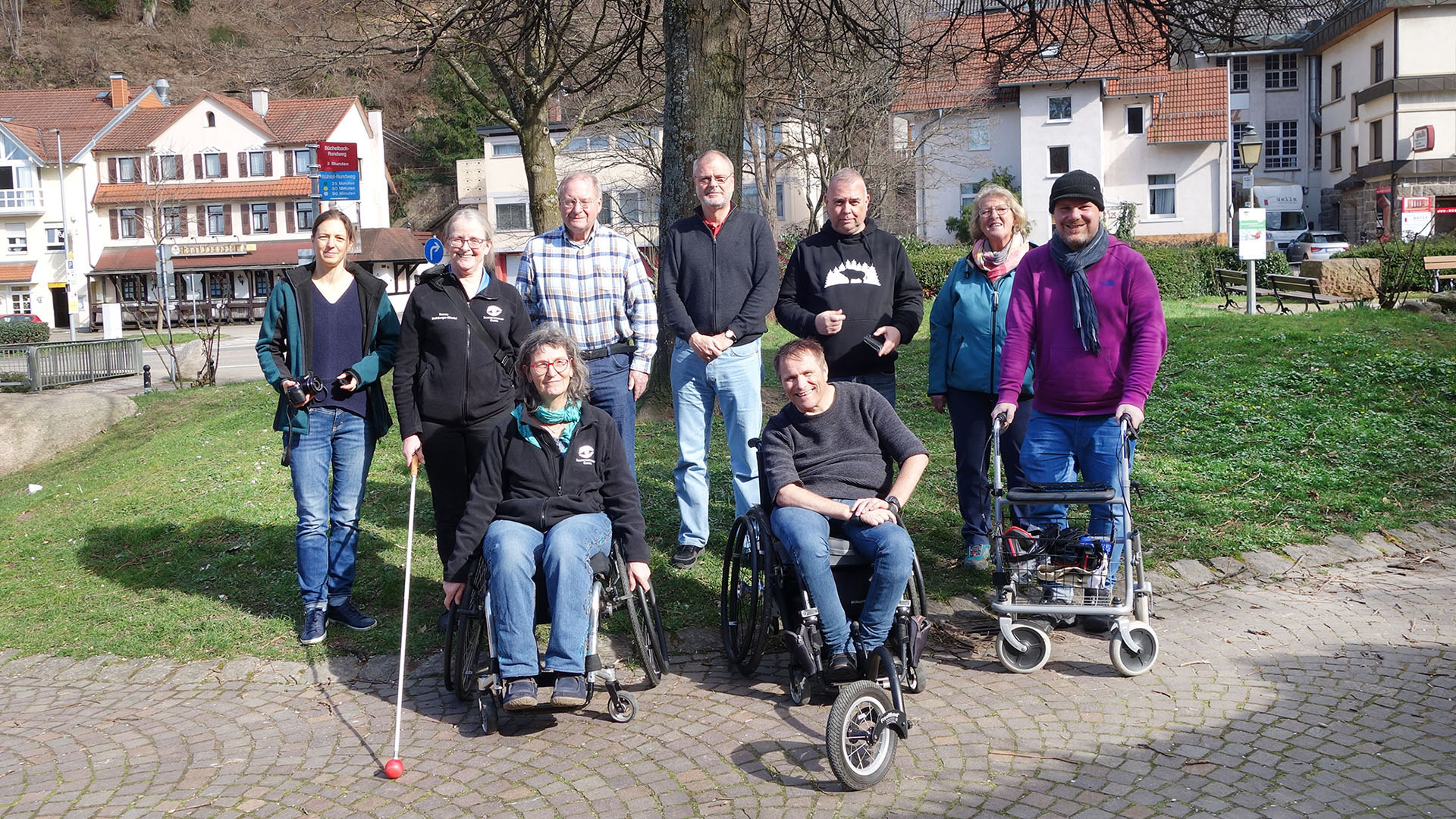 Abbildung der Gruppe der Fortbildung, teilweise mit Rollstühlen, Rollatoren, Blindenstöcken. 