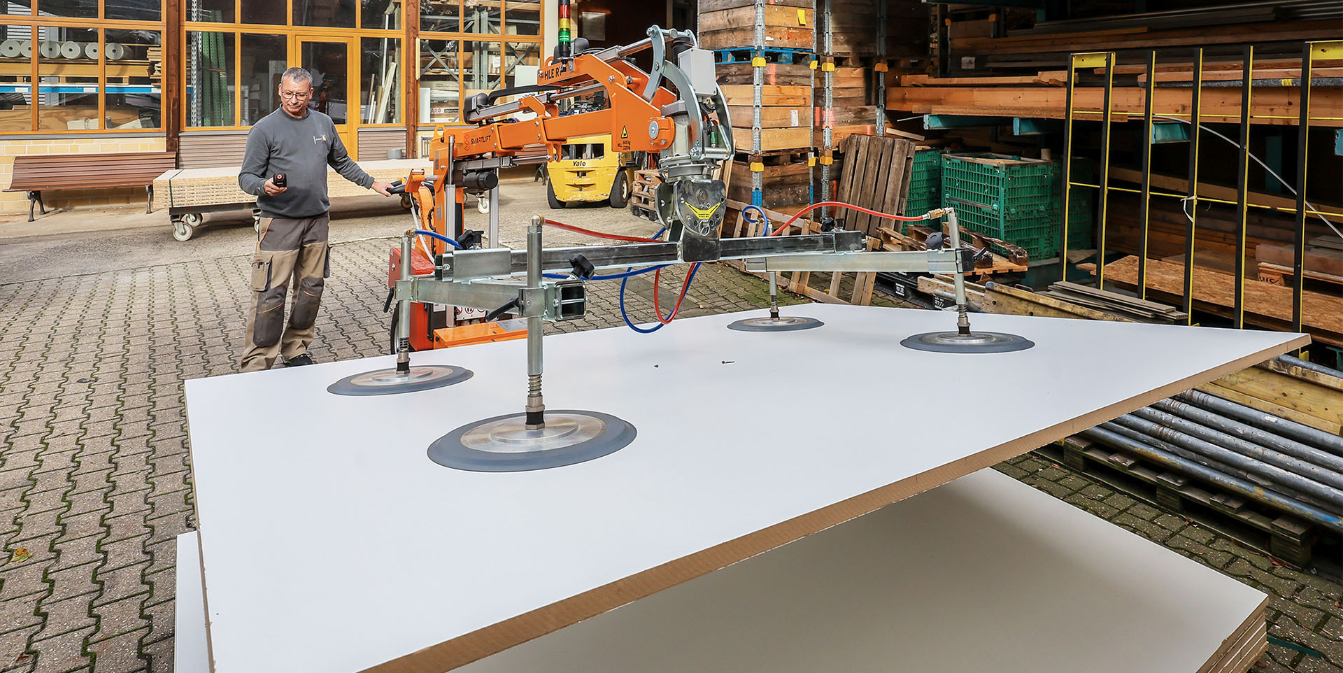 Stefan Baches am Glasroboter.