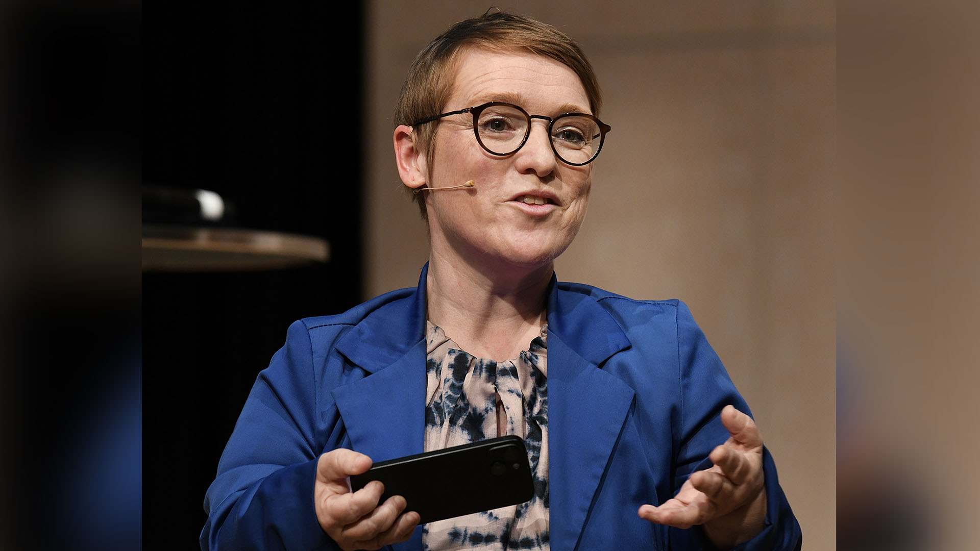 Simone Fischer bei einem Vortrag
