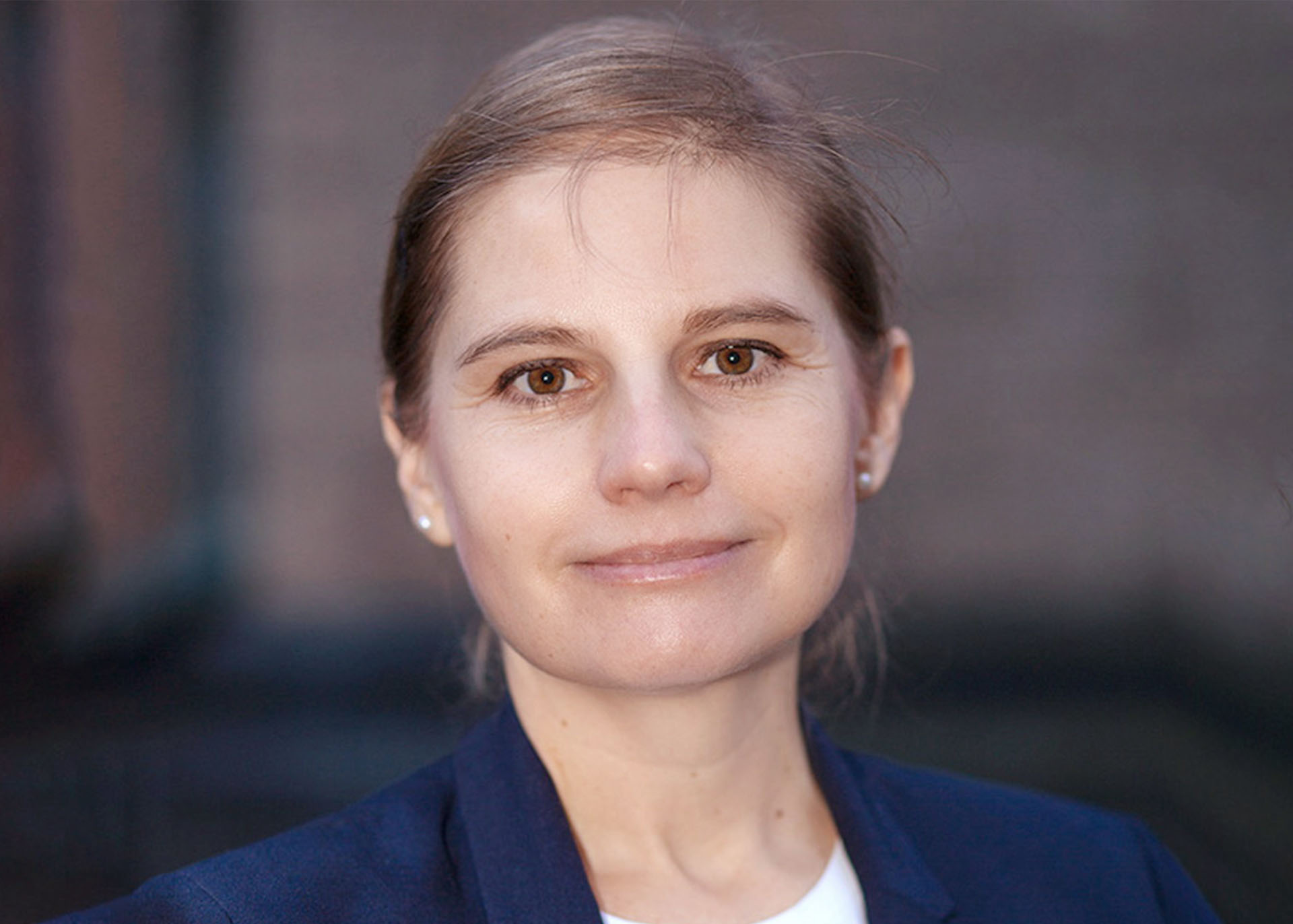 Porträt von Gwendolyne Lammers, eine junge Frau mit großen braunen Augen.