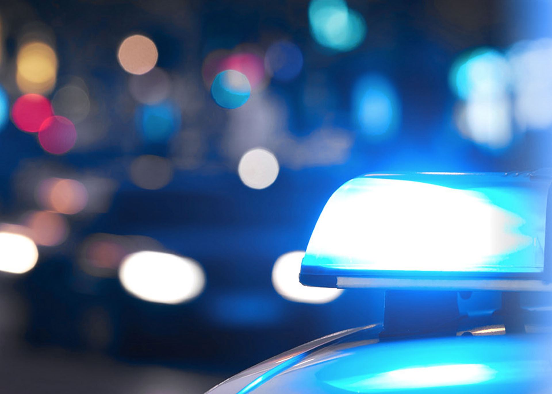Blaulicht auf einem Einsatzfahrzeug bei Nacht