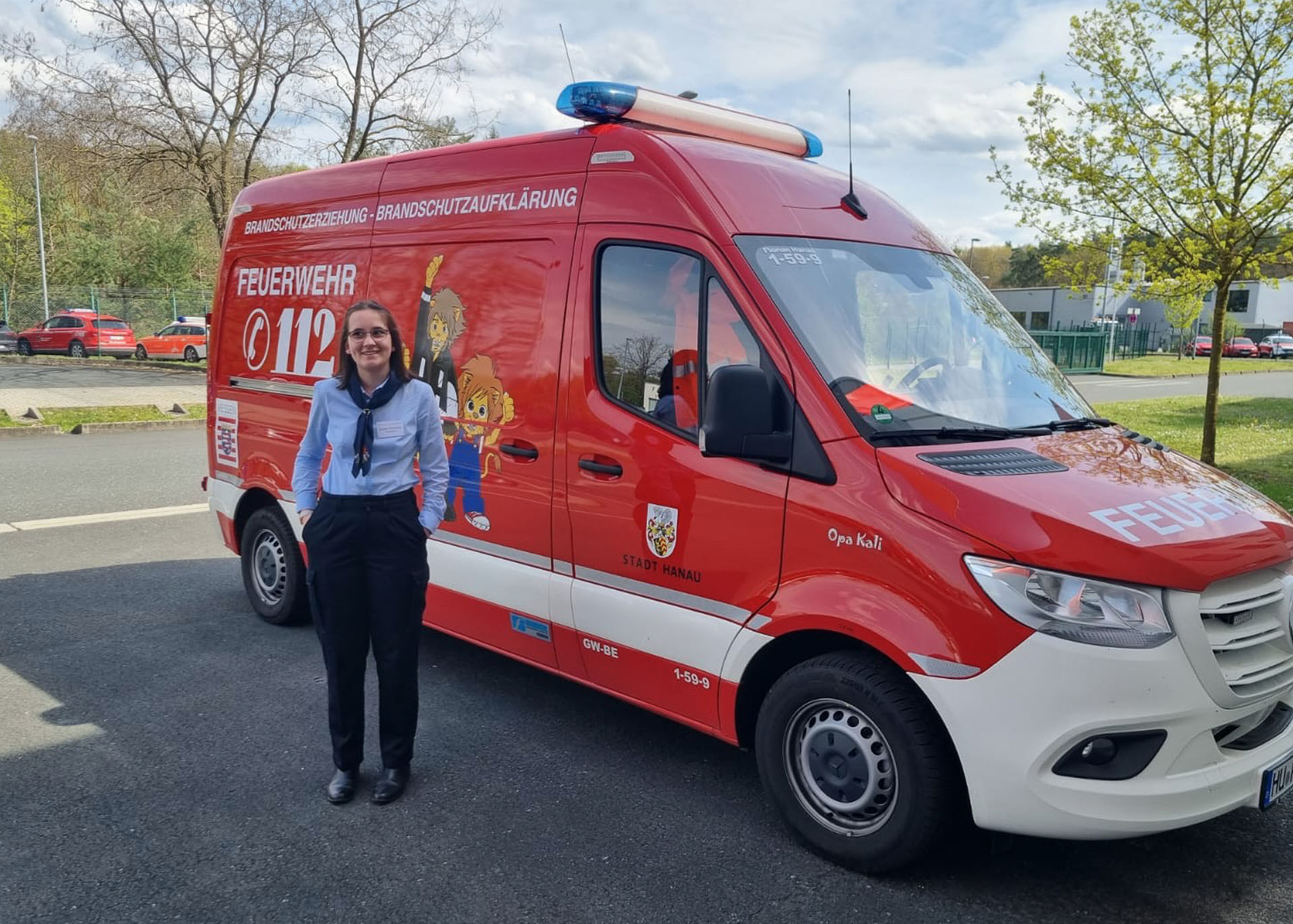 Sophie Corpataux vor einem Feuerwehrfahrzeug