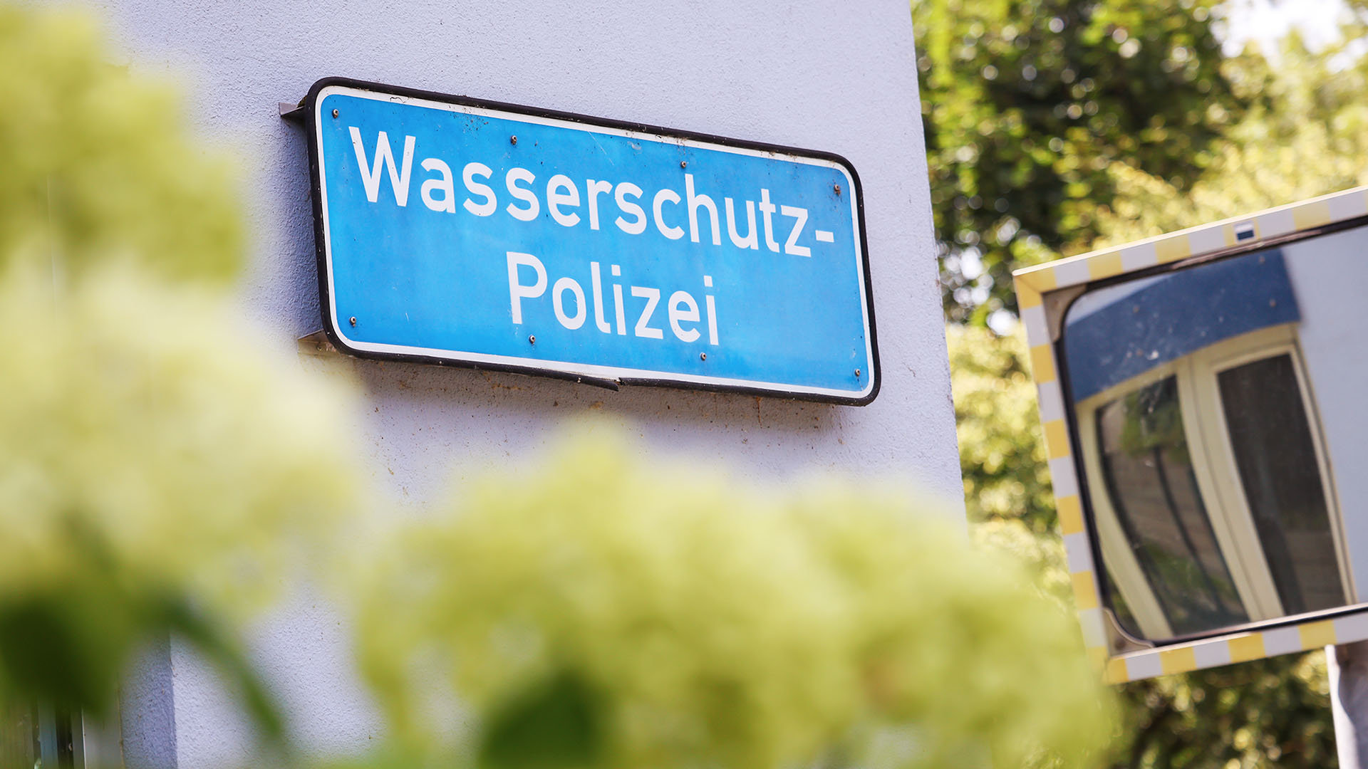 Schild an einer Außenwand, Aufschrift "Wasserschutz-Polizei"