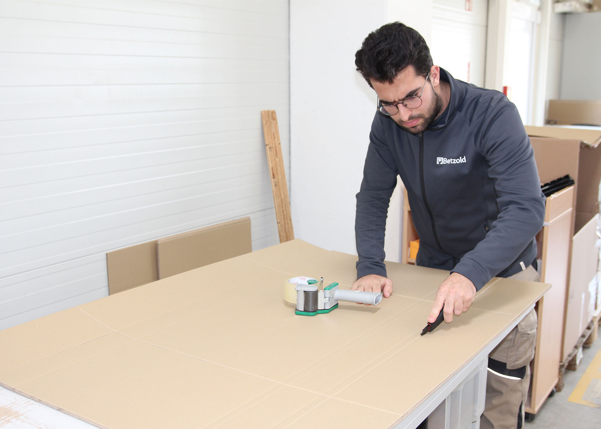 Bild von Sarioglu bei der Verpackung
