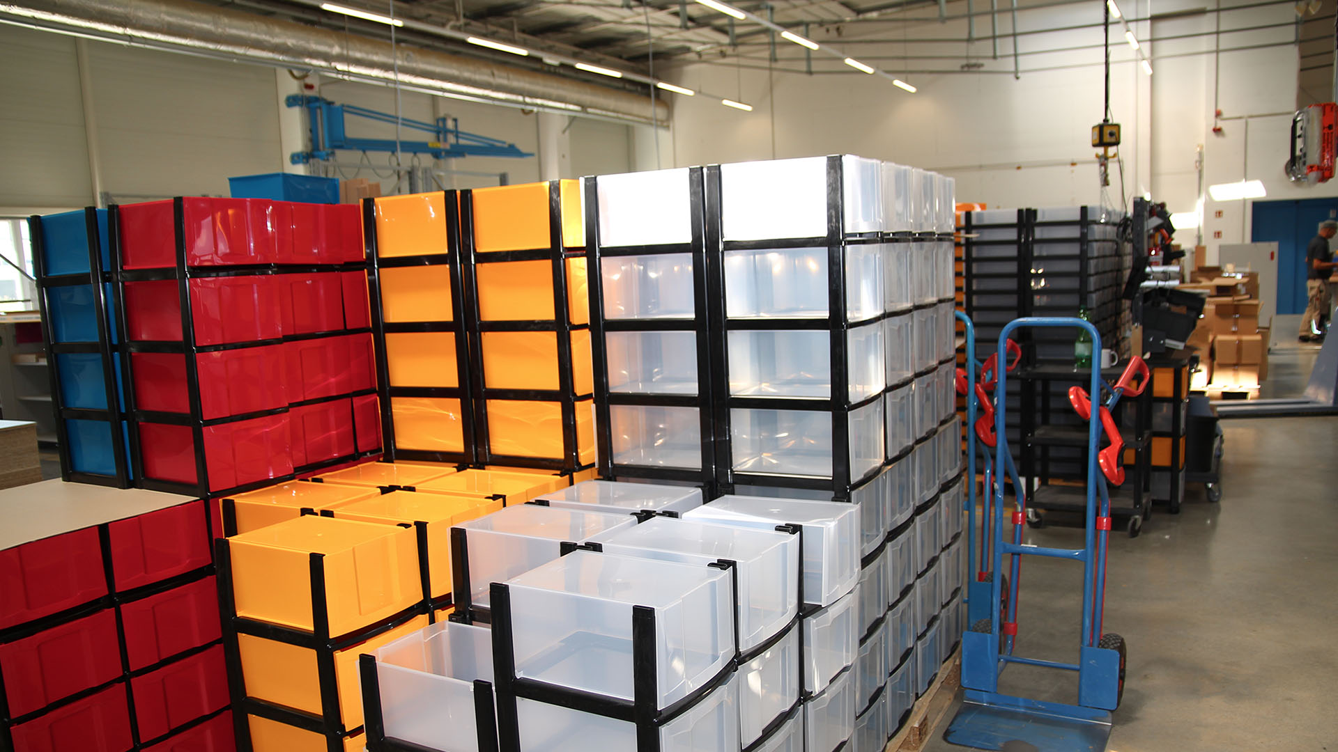Farbige Plastikboxen aufeinandergestapelt