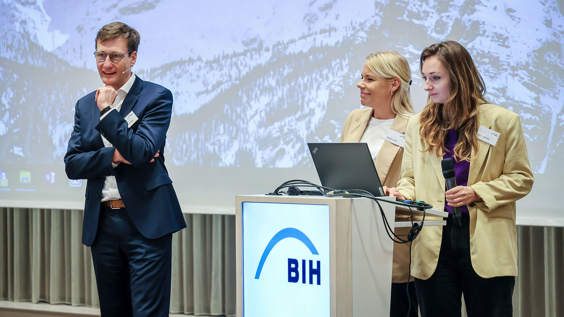 Dr. Bastian Pelka, Sarah Lamb und Dr. Sarah Schulze von der Technischen Universität Dortmund stellen die ersten Forschungsergebnisse ihrer Evaluation der EAA im Bereich des LVR-Inklusionsamtes im Rheinland vor. 