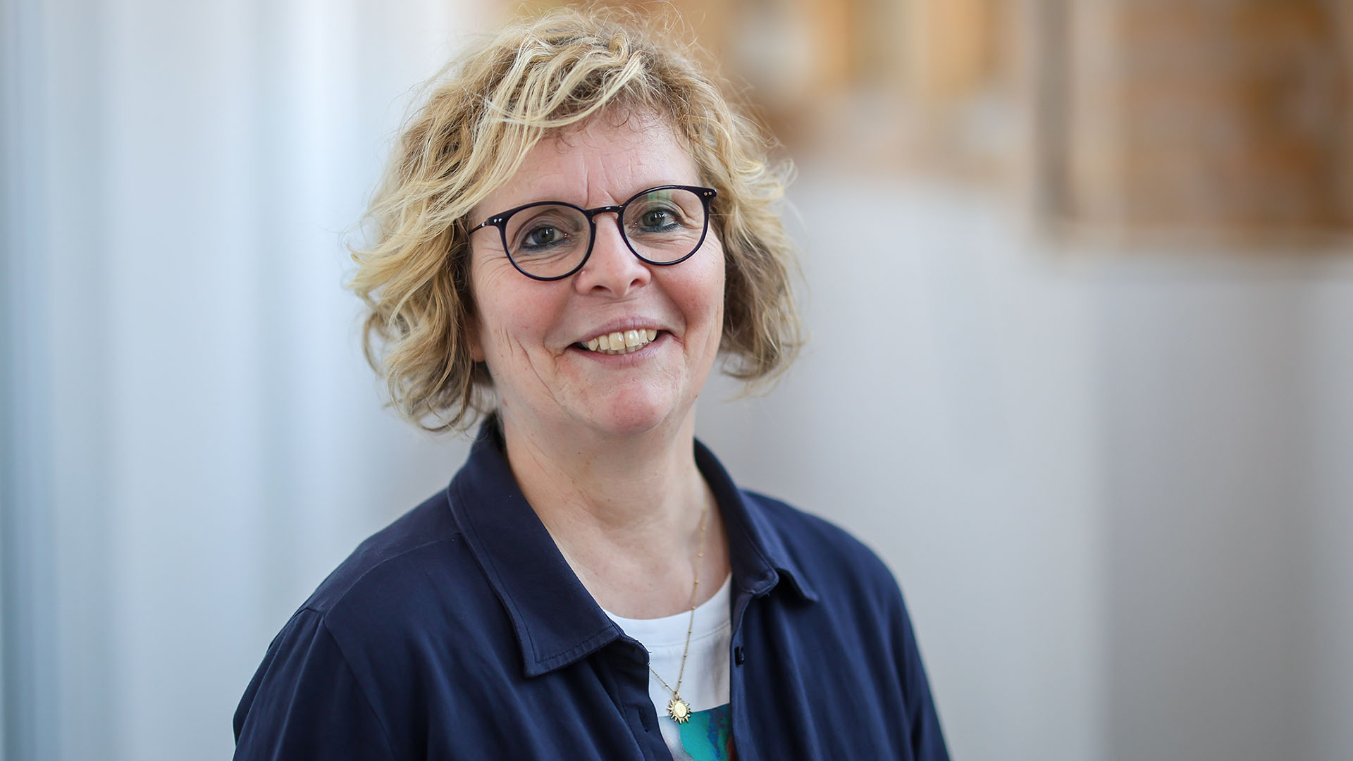 Die Sachbearbeiterin vom Integrationsamt Sachsen, Ingrid Wollschläger, steht im Flur der Physiotherapiepraxis.