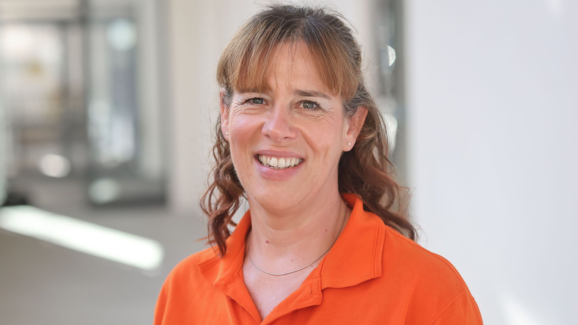 Cathleen Kaltofen, leitende Physiotherapeutin im Zentrum an der Markthalle steht im Eingangsbereich der Praxis.