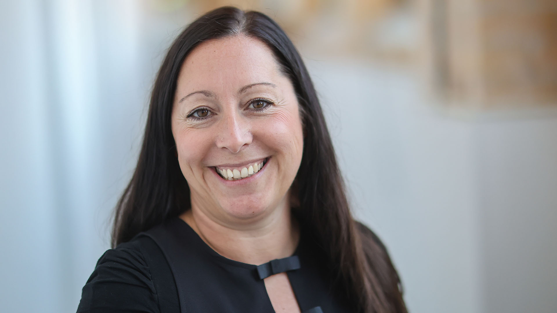 Porträtbild der Personalverantwortlichen der Poliklinik gGmbH Loreen Hänel in der Physiotherapiepraxis.